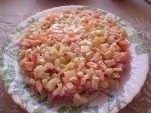 Салат с куриным филе, сухариками и овощами Салат с куриным филе, сухариками и овощами