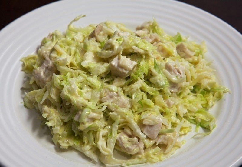 Салат из свежей капусты с курицей Салат из свежей капусты с курицей
