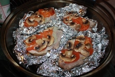 Мясо в фольге с грибами и помидорами. Мясо в фольге с грибами и помидорами.