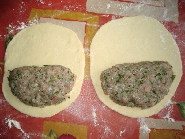 Чебуреки домашние. Чебуреки домашние.