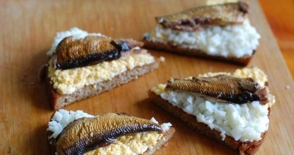 Чесночные гренки с яйцом и шпротами Чесночные гренки с яйцом и шпротами