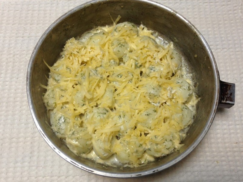 Молодой картофель под сметанным соусом. Молодой картофель под сметанным соусом.