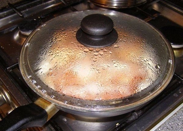Куриные рулетики с грибами и сыром в сметанном соусе Куриные рулетики с грибами и сыром в сметанном соусе