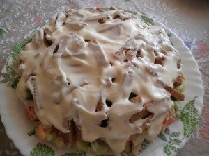 Салат с куриным филе, сухариками и овощами Салат с куриным филе, сухариками и овощами
