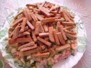 Салат с куриным филе, сухариками и овощами