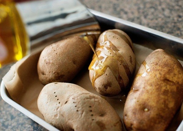 Запеченный картофель со сметаной и травами Запеченный картофель со сметаной и травами