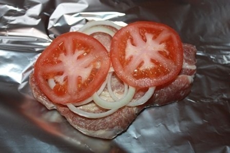 Мясо в фольге с грибами и помидорами. Мясо в фольге с грибами и помидорами.