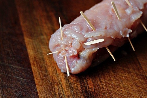 Куриный рулет с начинкой из сыра, бекона и перчика Куриный рулет с начинкой из сыра, бекона и перчика