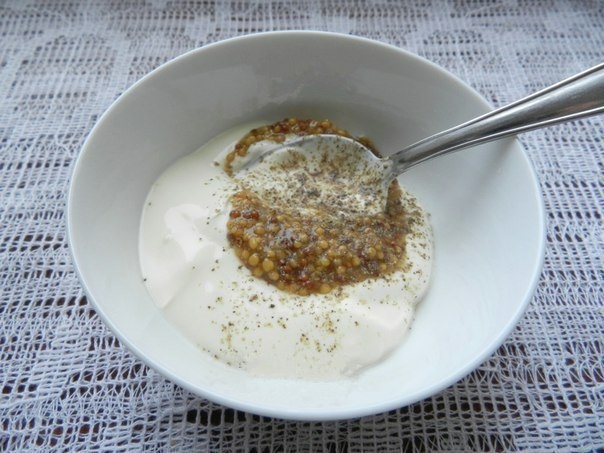 Салат с копченой колбасой и огурцами. Салат с копченой колбасой и огурцами.