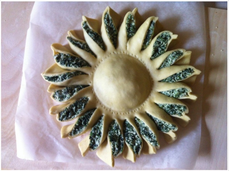 Пирог-солнце со шпинатом