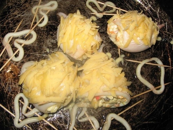 Кальмары фаршированные грибами и сыром