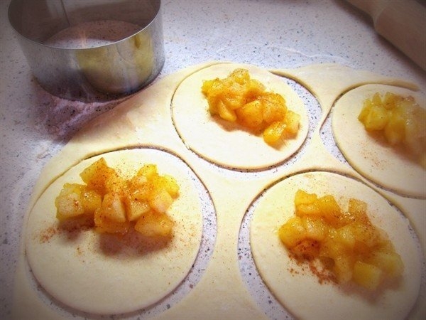 Творожные пирожки с яблоком и корицей