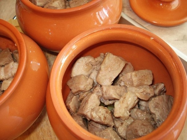 Мясо в горшочке с картофелем и сыром Мясо в горшочке с картофелем и сыром
