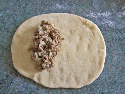 Пирожки разных видов формовки с рисово-мясной начинкой Пирожки разных видов формовки с рисово-мясной начинкой