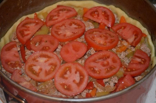 Деревенский пирог из картофельного теста с мясом и овощами. Деревенский пирог из картофельного теста с мясом и овощами.