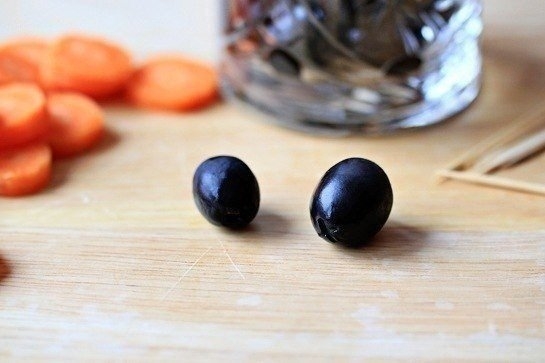 Пингвинчики из оливок и сыра Пингвинчики из оливок и сыра