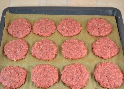 Котлеты в духовке с овощами и сыром. Котлеты в духовке с овощами и сыром.
