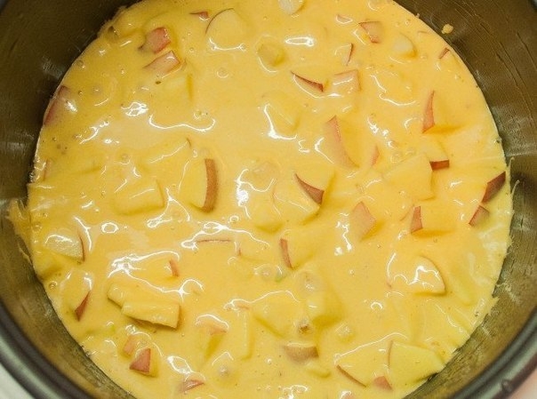 Пышная шарлотка с яблоками в мультиварке. Пышная шарлотка с яблоками в мультиварке.