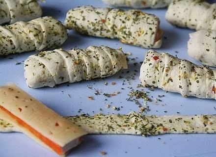 Завитушки с крабовыми палочками и сыром Завитушки с крабовыми палочками и сыром