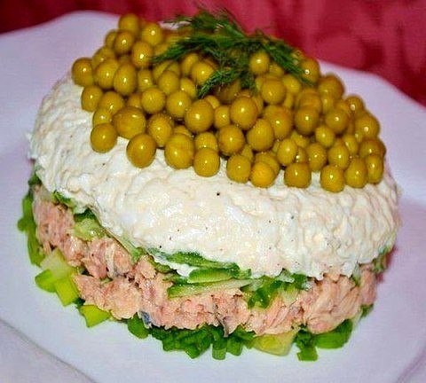 Салат с консервированным лососем.