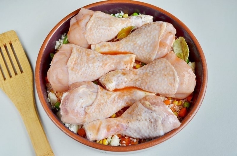 Куриные ножки, запеченные с рисом и овощами