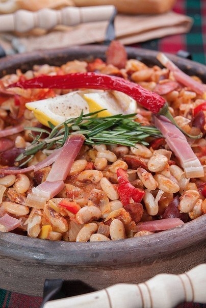 Фасоль в деревенском стиле с колбасками и овощами Фасоль в деревенском стиле с колбасками и овощами