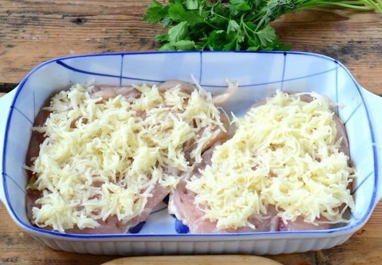 Куриная грудка в шубке под сыром Куриная грудка в шубке под сыром