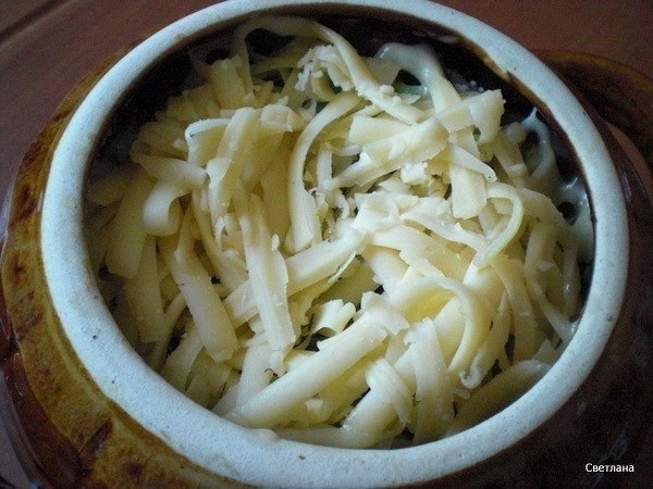 Фрикадельки с картошкой и грибами под сыром.