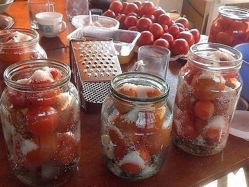 Поделюсь суперским рецептом засолки небольших помидор в литровые банки.