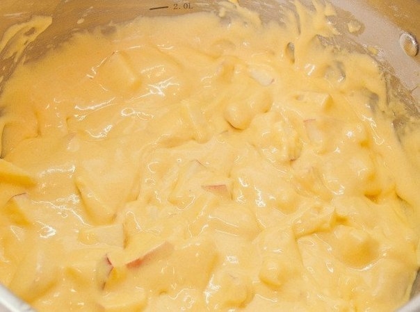 Пышная шарлотка с яблоками в мультиварке. Пышная шарлотка с яблоками в мультиварке.