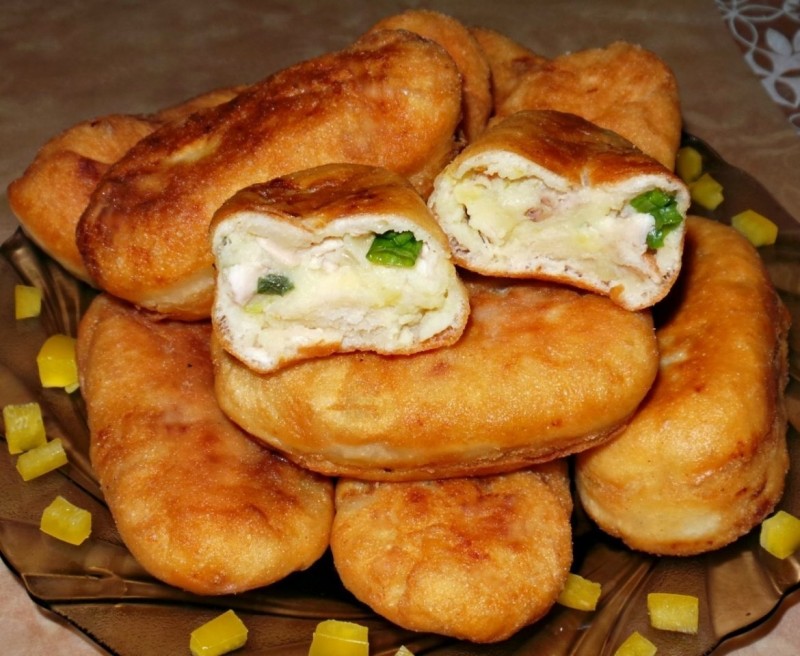 Пирожки жареные из нежного и воздушного дрожжевого теста с куриным мясом,зелёным луком и картофелем Пирожки жареные из нежного и воздушного дрожжевого теста с куриным мясом,зелёным луком и картофелем