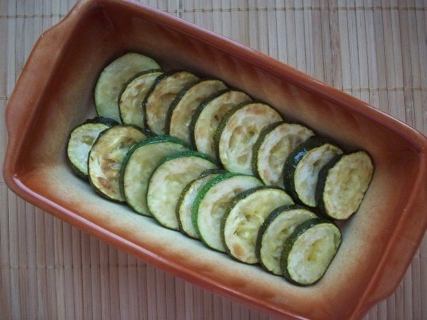 Кабачки, запеченные с шампиньонами и помидорами под сыром Кабачки, запеченные с шампиньонами и помидорами под сыром