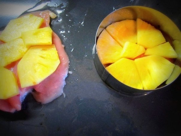 Курица с ананасом под сырной корочкой.