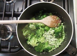 Макароны с сыром, зеленым горошком и брокколи Макароны с сыром, зеленым горошком и брокколи