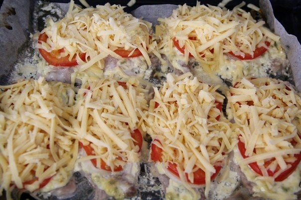 Свинина, запеченная с помидорами и сыром. Свинина, запеченная с помидорами и сыром.