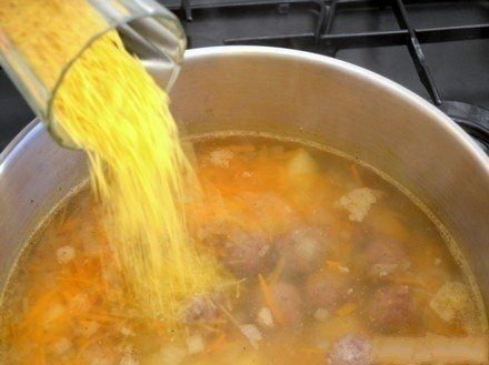 Сытный суп с мясными фрикадельками.