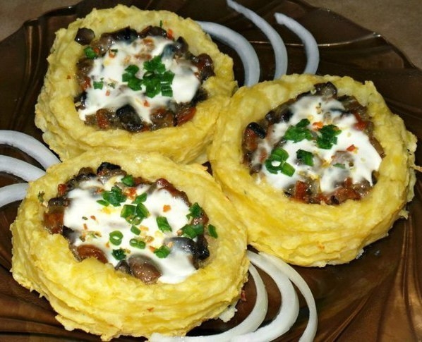 Картофeльныe гнезда c грибами, в чecночно-cмeтанном сoуcе Картофeльныe гнезда c грибами, в чecночно-cмeтанном сoуcе
