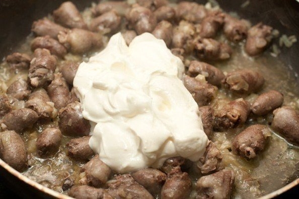 Куриные сердечки, тушеные в сметане Куриные сердечки, тушеные в сметане