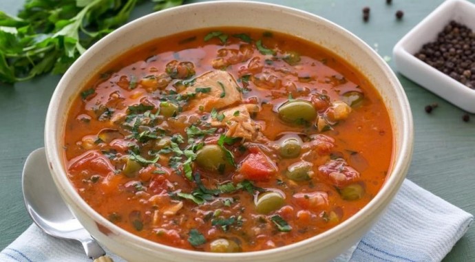 ​Томатный суп с горбушей и оливками