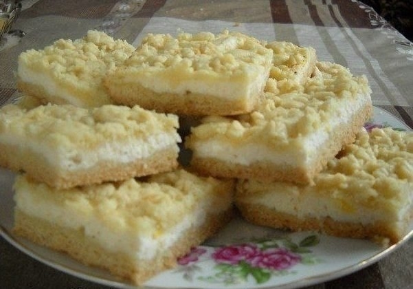 Фото к рецепту: Творожный пирог - очень вкусный, нежный и легкий Фото к рецепту: Творожный пирог - очень вкусный, нежный и легкий