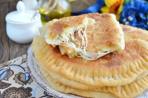Фото к рецепту: Вкусные кутабы с сыром и зеленью Фото к рецепту: Вкусные кутабы с сыром и зеленью