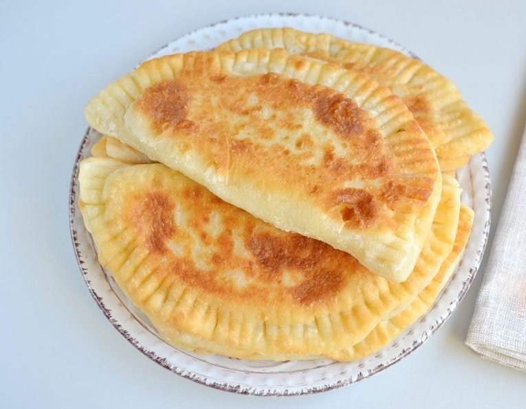 Фото к рецепту: Вкусные кутабы с сыром и зеленью Фото к рецепту: Вкусные кутабы с сыром и зеленью