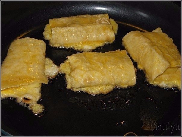 Фото к рецепту: Лаваш с сыром в яйце. завтрак за 5 минут.