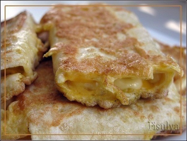 Фото к рецепту: Лаваш с сыром в яйце. завтрак за 5 минут.