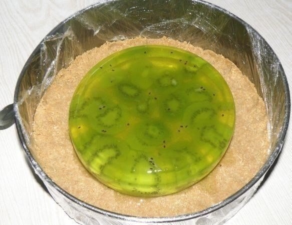 Фото к рецепту: Желейный тортик из киви и сметаны без выпечки