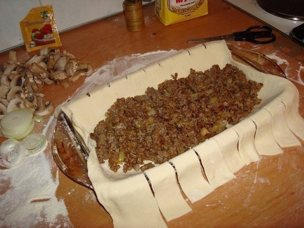 Фото к рецепту: Быстрый мясной пирог с грибами