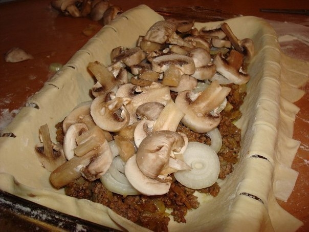 Фото к рецепту: Быстрый мясной пирог с грибами