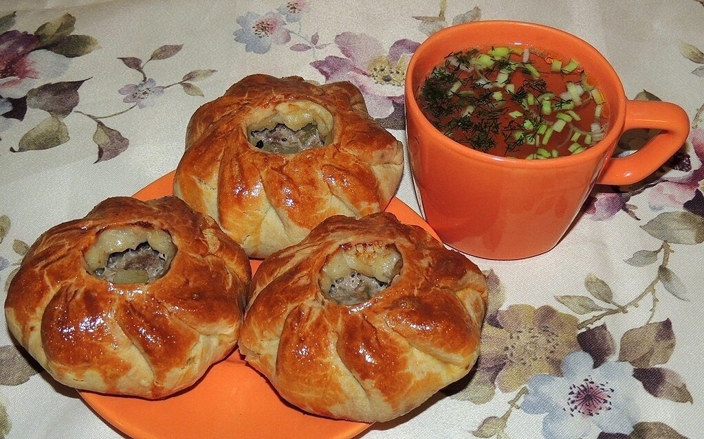 Фото к рецепту: Вак балиш (маленькие пироги с мясом и картошкой) Фото к рецепту: Вак балиш (маленькие пироги с мясом и картошкой)