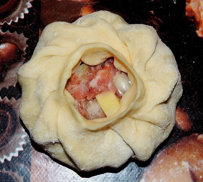 Фото к рецепту: Вак балиш (маленькие пироги с мясом и картошкой) Фото к рецепту: Вак балиш (маленькие пироги с мясом и картошкой)