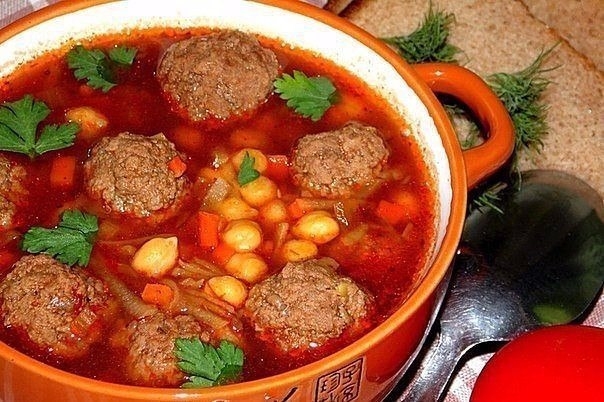 Фото к рецепту: Томатный суп с мясными фрикадельками и нутом